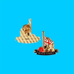 098 Pin Never forget met Britse vlag + klaproos